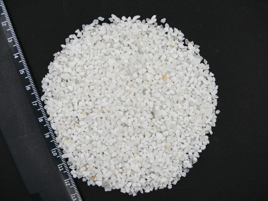 Белый мраморный песок 2-3 мм_с линейкой